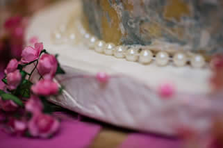Artifical, real or sugar flowers can be used to decorate a Wedding Cheese Cake Image copyright www.gomesphotography.net