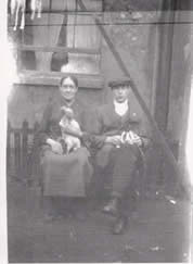 Lucy Bowra nee Eaton 1878 London daughter of John Eaton a railway worker of 51 Barnsbury Road N1 Pictured with eldest child Henry Bert Bowra (Harry) b 1903 Picture taken at 4 Georges Yard Blundell Street N1 or 4 Crescent Street N1